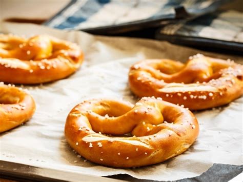 Leckere Laugenbrezeln backen .